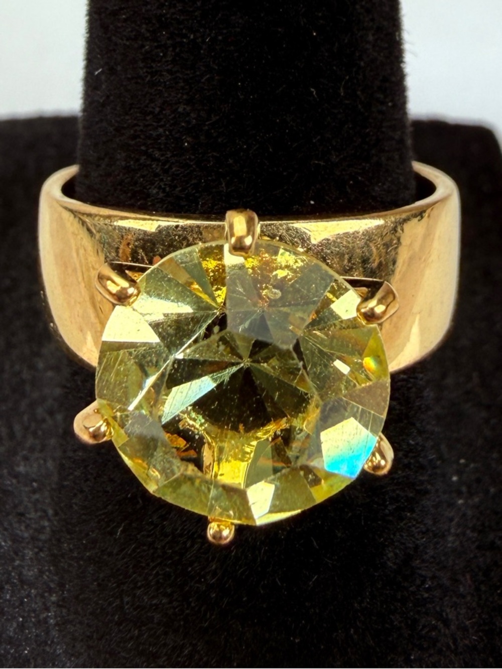 Vintage goldtone, large yellow bling sz 8 ring